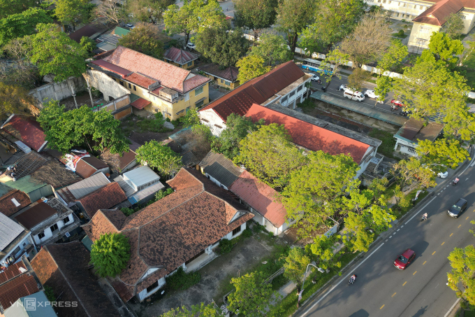 Trụ sở cũ của các cơ quan TP Huế bỏ hoang ở những khu đất vàng, tháng 3/2026. Ảnh: Võ Thạnh