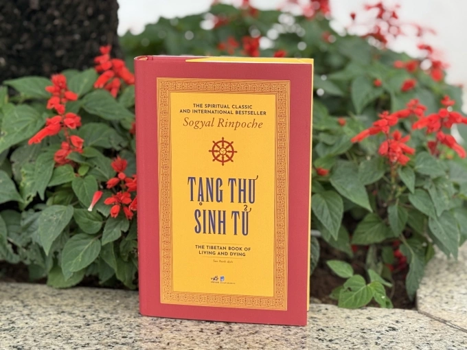 Cuốn Tạng thư sinh tử là bản cập nhật nhân kỷ niệm 30 năm từ lần đầu xuất bản của cuốn sách, có chỉnh sửa và bổ sung so với những ấn bản. Ảnh: Nhã Nam