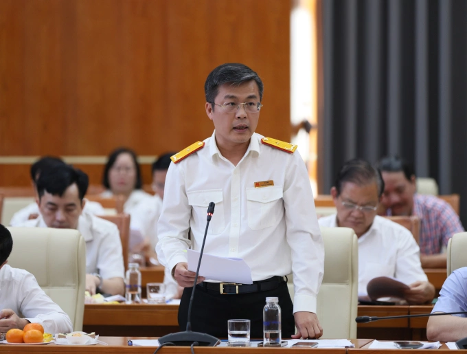 Phó cục trưởng Cục Thuế (Bộ Tài chính) Lê Long trả lời tại họp báo. Ảnh: Mạnh Tuấn