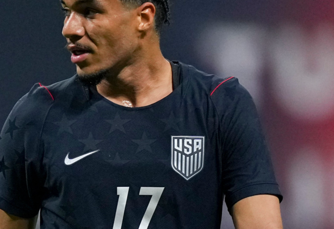 Áo tối màu của đội tuyển Mỹ dường như gặp vấn đề, trong khi các mẫu sọc thì không. Ảnh: ISI