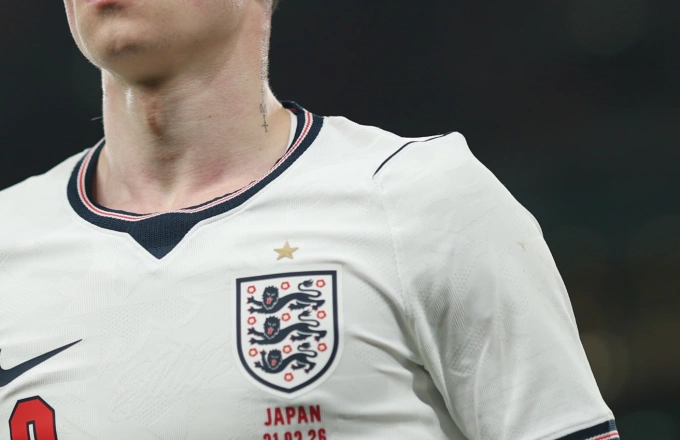 Áo sân nhà của đội tuyển Anh cũng gặp vấn đề tương tự, nhưng không rõ rệt bằng các mẫu khác. Ảnh: The FA