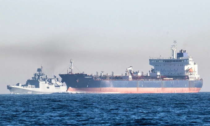 Tàu Universal và hộ vệ hạm Đô đốc Grigorovich trong ảnh công bố ngày 8/4. Ảnh: Telegraph