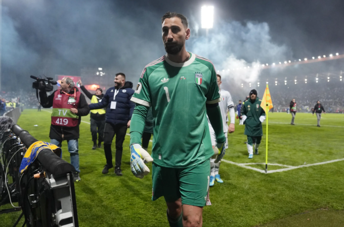 Gianluigi Donnarumma rời sân sau Italy thua Bosnia & Herzegovina ở trận chung kết play-off World Cup 2026 trên sân Bilino Polje, Zenica, Bosnia ngày 31/3/2026. Ảnh: AP