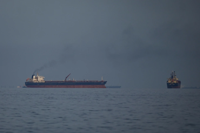 Tàu chở dầu và tàu hàng ở eo biển Hormuz hôm 11/3. Ảnh: AP
