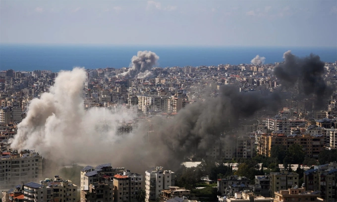 Khói bốc lên sau khi Israel không kích thủ đô Beirut, Lebanon ngày 8/4. Ảnh: AP