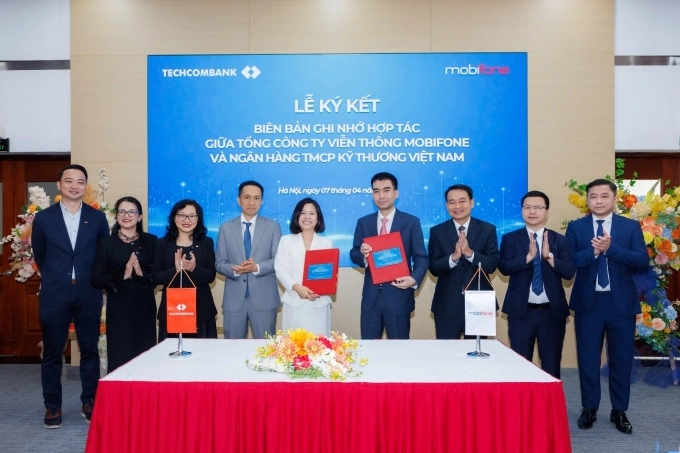 Đại diện hai bên trong lễ ký kết hợp tác toàn diện. Ảnh: MobiFone