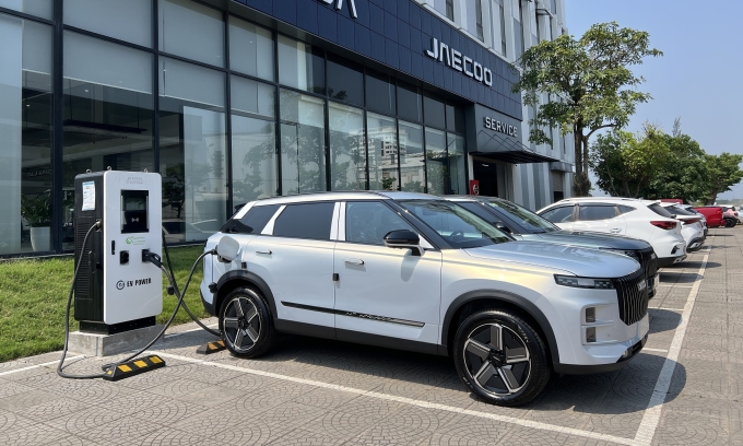 Một trạm sạc xe EV, PHEV tại đại lý Omoda & Jaecoo Quảng Bình. Ảnh: Ngô Hương