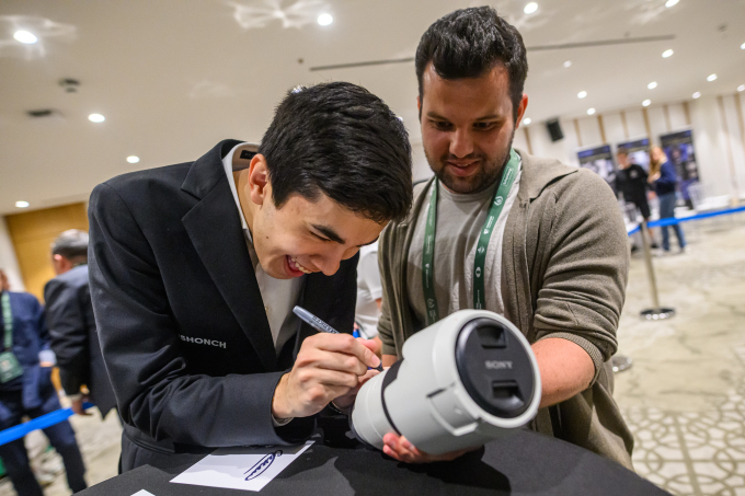 Sindarov ký tặng người hâm mộ sau vòng 10 Candidates 2026. Ảnh: FIDE