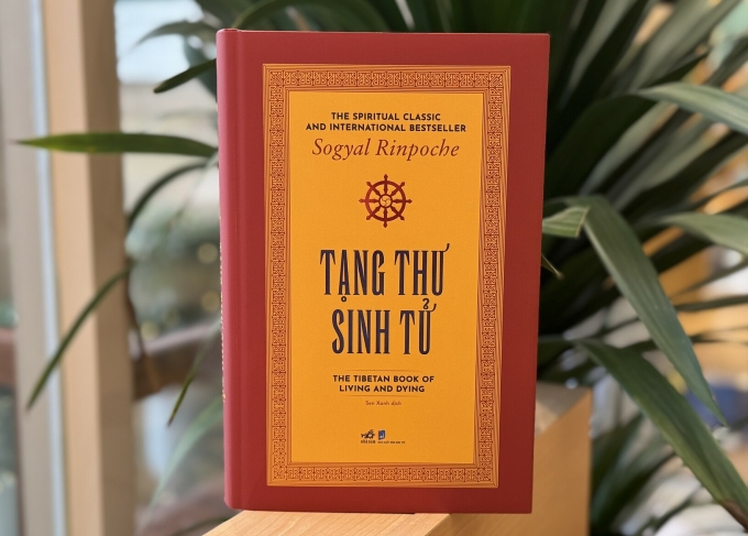 Cuốn Tạng thư sinh tử của Sogyal Rinpoche, Sen Xanh dịch, do Nhà xuất bản Dân trí liên kết Nhã Nam phát hành đầu tháng 3. Tác phẩm trình bày sáng rõ các giáo lý Phật giáo Tây Tạng, dựa trên Tử thư Tây Tạng. Ảnh: Nhã Nam