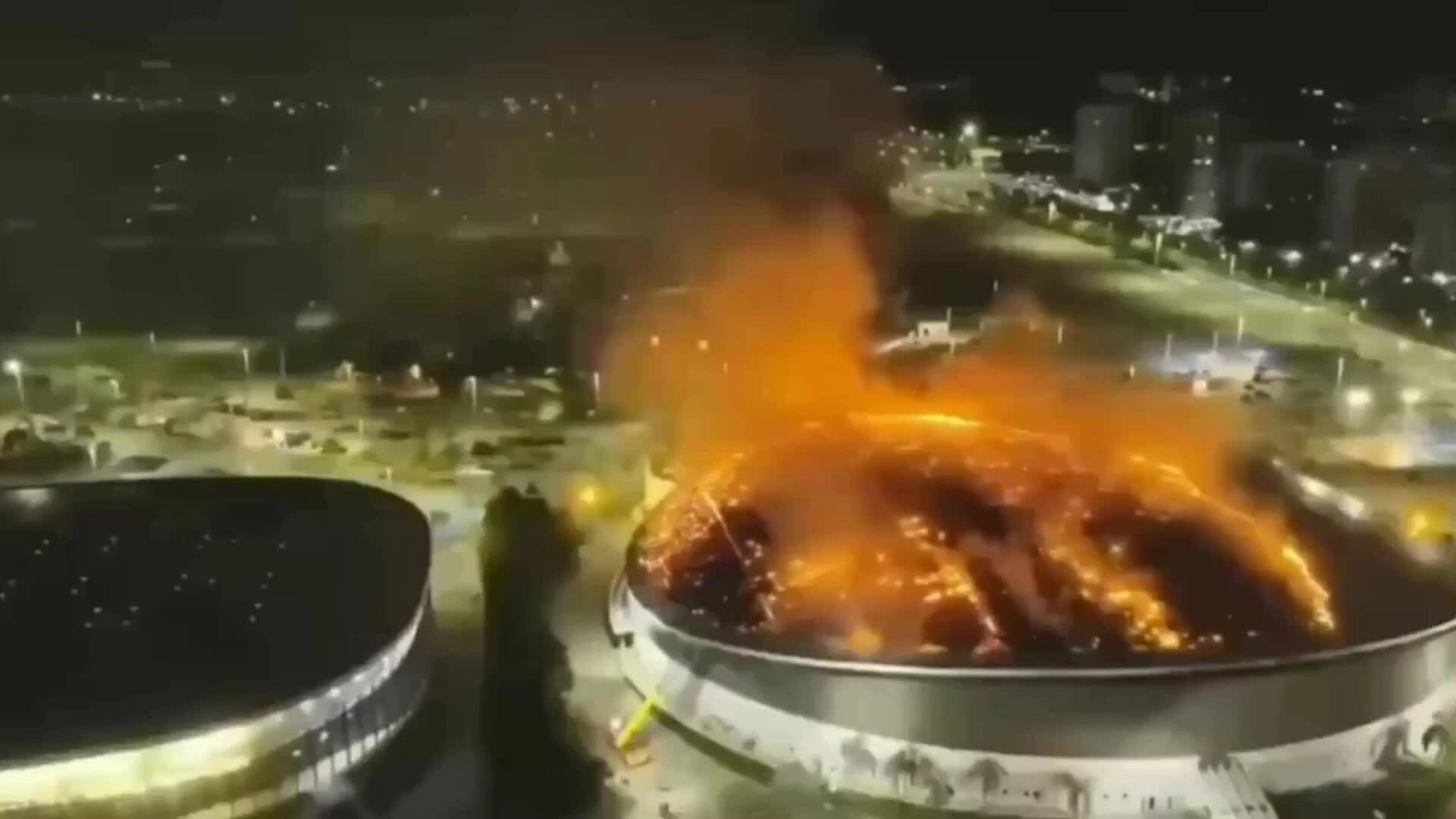 Lửa bao trùm nhà thi đấu Olympic của Brazil