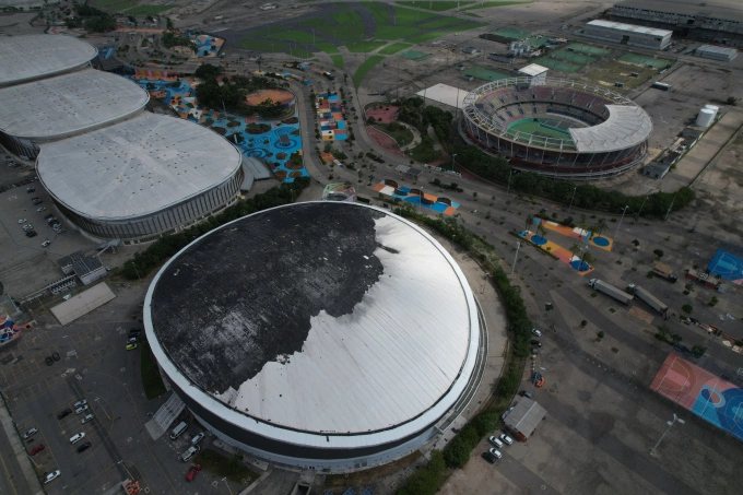 Một phần mái vòm của nhà thi đấu bị cháy đen sau vụ hỏa hoạn. Ảnh: Reuters