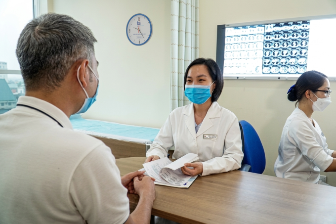 Bác sĩ Lan hướng dẫn cho ông Nam các bài tập thở khi về nhà, khuyên ông bỏ thuốc lá. Ảnh: Bệnh viện Đa khoa Tâm Anh