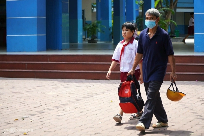 Phụ huynh đón học sinh về giữa buổi, sáng 10/4. Ảnh: Lệ Nguyễn