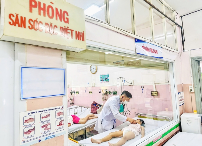 Bệnh nhi nghi ngộ độc thực phẩm điều trị tại Bệnh viện Nhân dân Gia Định. Ảnh: Minh Toàn