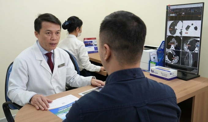 Bác sĩ Sơn tư vấn cho bệnh nhân ung thư phổi. Ảnh minh họa: Bệnh viên Đa khoa Tâm Anh