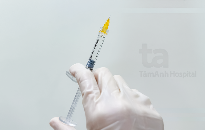 Bác sĩ chuẩn bị tiêm meso cho một phụ nữ. Ảnh: Bệnh viện Đa khoa Tâm Anh