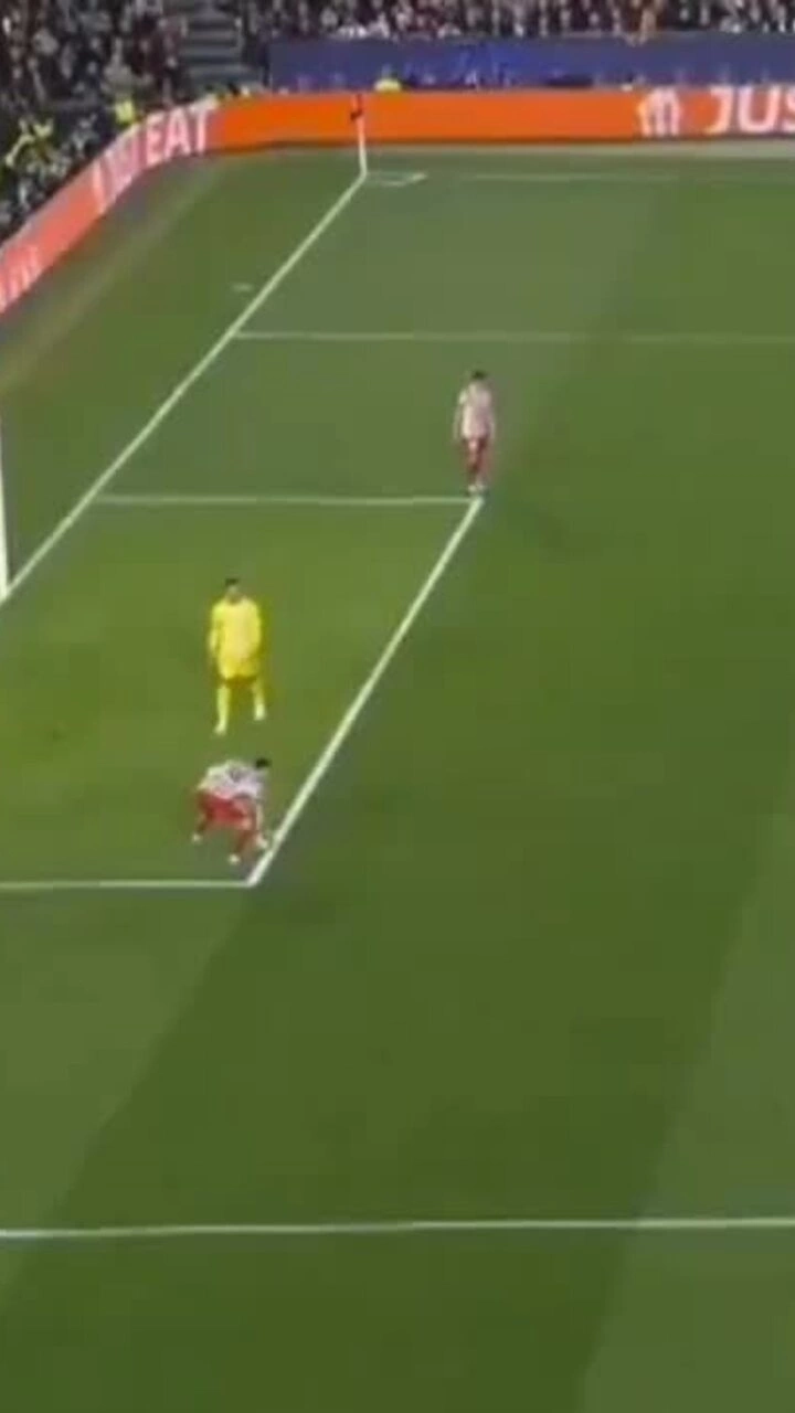 Pubill dùng tay đặt bóng trong trận Atletico - Barca