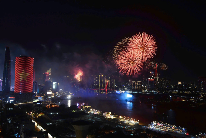 Pháo hoa rực sáng trên bầu trời nhìn từ bờ sông Sài Gòn dịp 30/4 năm 2025. Ảnh: Quỳnh Trần