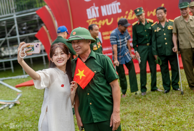 Người trẻ chụp ảnh với một cựu chiến binh nhân dịp 50 năm giải phóng miền Nam thống nhất đất nước, tại TP HCM, tháng 4/2025. Ảnh: Hoàng Việt