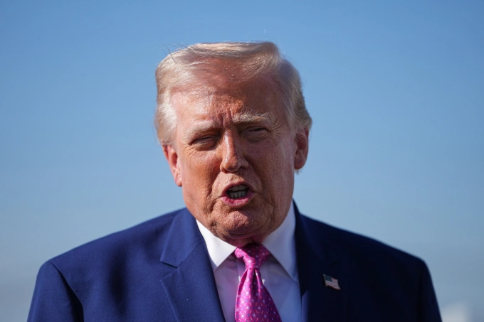 Tổng thống Donald Trump tại căn cứ quân sự Andrews ở Maryland ngày 10/4. Ảnh: AP