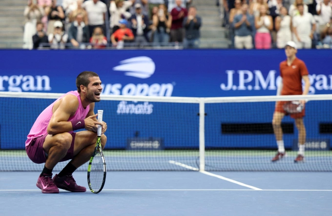 Carlos Alcaraz ăn mừng sau khi đánh bại Jannik Sinner ở chung kết đơn nam Mỹ Mở rộng ngày 7/9/2025. Ảnh: Reuters