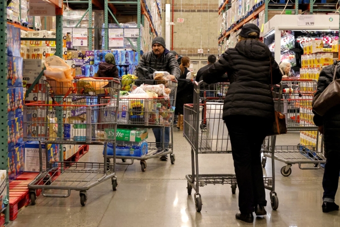 Người dân mua sắm tại một siêu thị của Costco ở thành phố New York tháng 1/2026. Ảnh: Reuters