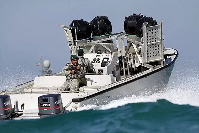 Xuồng cao tốc của Vệ binh Cách mạng Hồi giáo Iran mang 4 quả thủy lôi trong một cuộc diễn tập trên eo biển Hormuz trước khi chiến sự Trung Đông bùng phát. Ảnh: IRGC