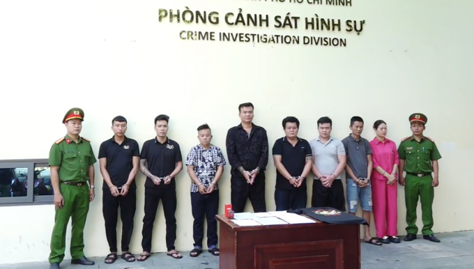 Hồ Minh Đạt (thứ 4, trái sang) và Nguyễn Thị Giang (áo hồng) cùng đàn em bị bắt. Ảnh: Công an TP HCM