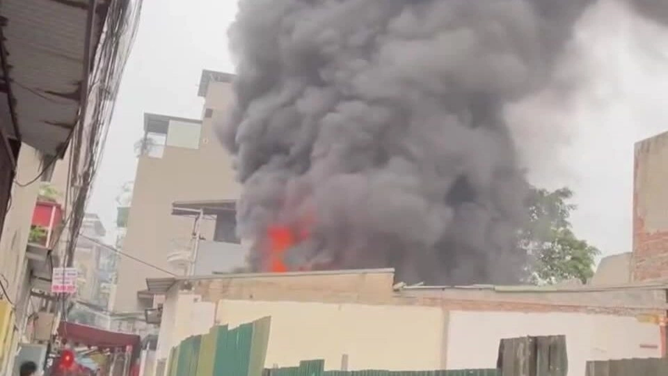 Cháy kho đông lạnh ở Hà Nội, nhiều xe máy bị thiêu rụi