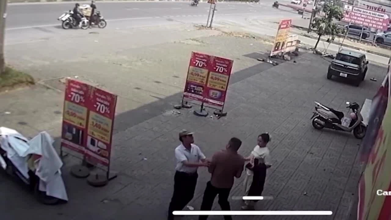 Tài xế taxi dùng gạch đánh hành khách